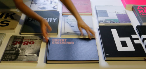 Livros e catálogos de arte para o Museu Serralves. Foto: Rita Burmester